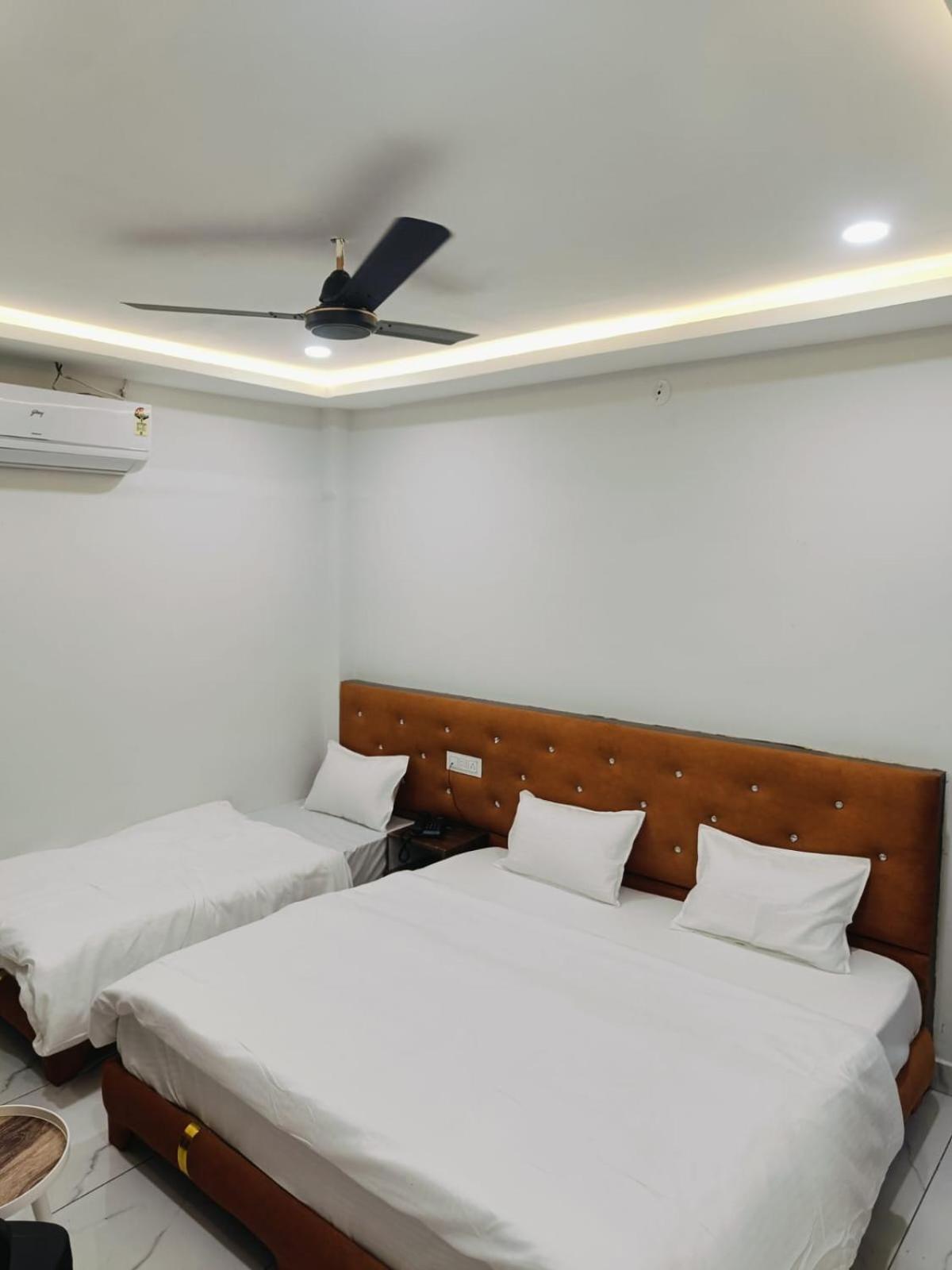 Hotel Shree Kedar Palace Ujjain Buitenkant foto