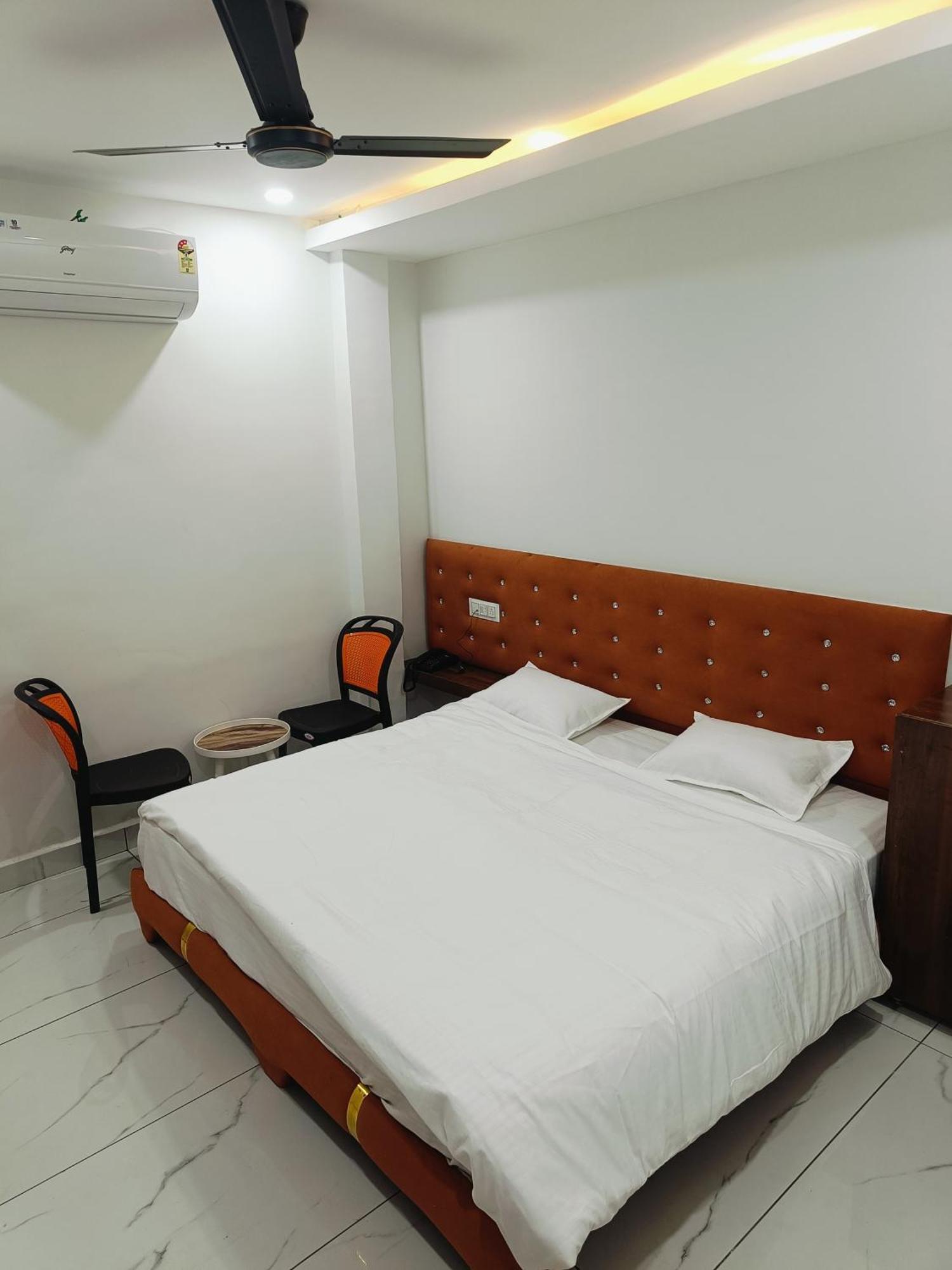 Hotel Shree Kedar Palace Ujjain Buitenkant foto
